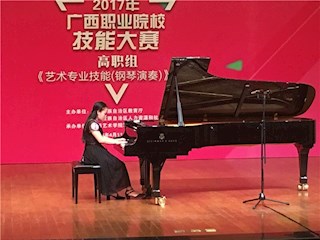 学生参加2017年广西职业院校技能大赛钢琴演奏项目