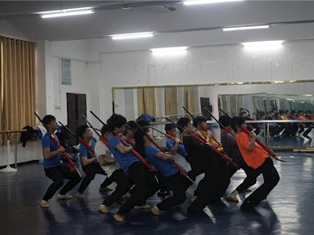 教育系邀请河池市非遗中心的专家到校开展精品民族歌舞文化节目编排指导工作